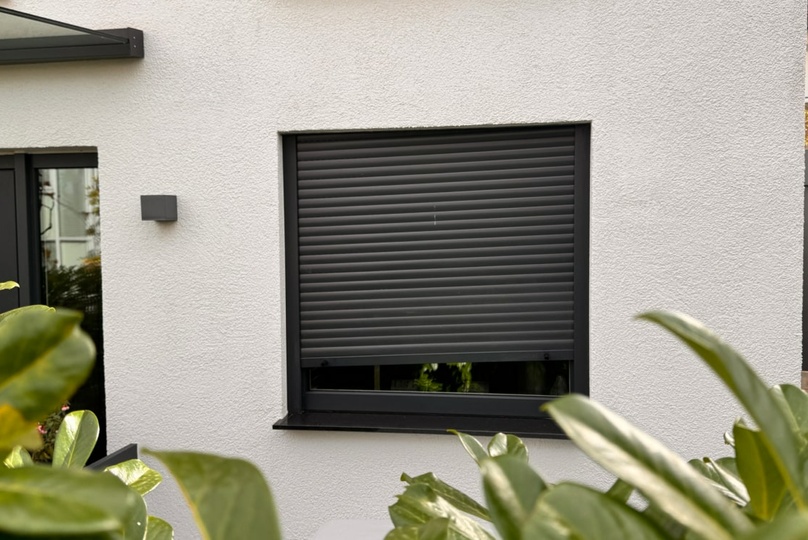 Schief hängender Rolladen am Wohnhaus