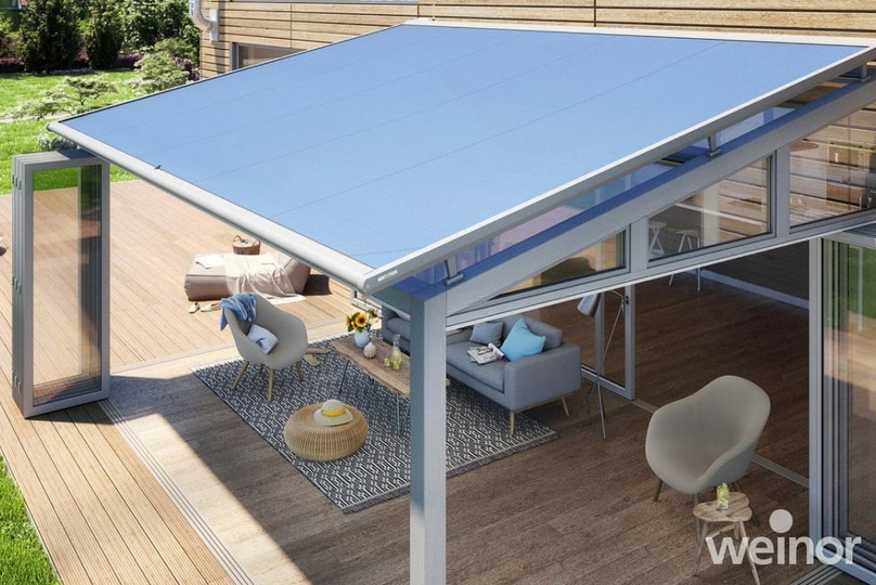 Wintergarten mit Wintergartenmarkisen und offenen Glastüren