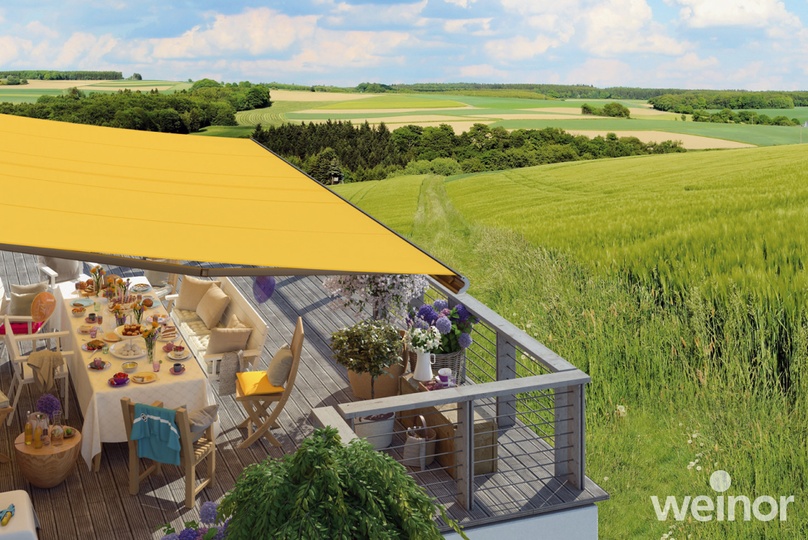 Gelbe weinor Markise über Balkon
