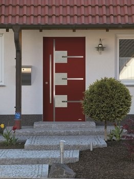 Fotografie: Moderne rote Haustür mit silbernen Griffen und drei Quadraten. Graue Stufen, Busch.