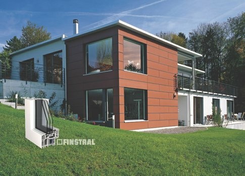 Modernes Wohnhaus mit braun-weißer Fassade, großen Fenstern und Querschnitts-Grafik.
