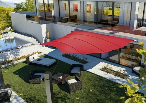 Modernes Haus mit rotem Sonnensegel, Terrasse, Gartenmöbeln und Pool.