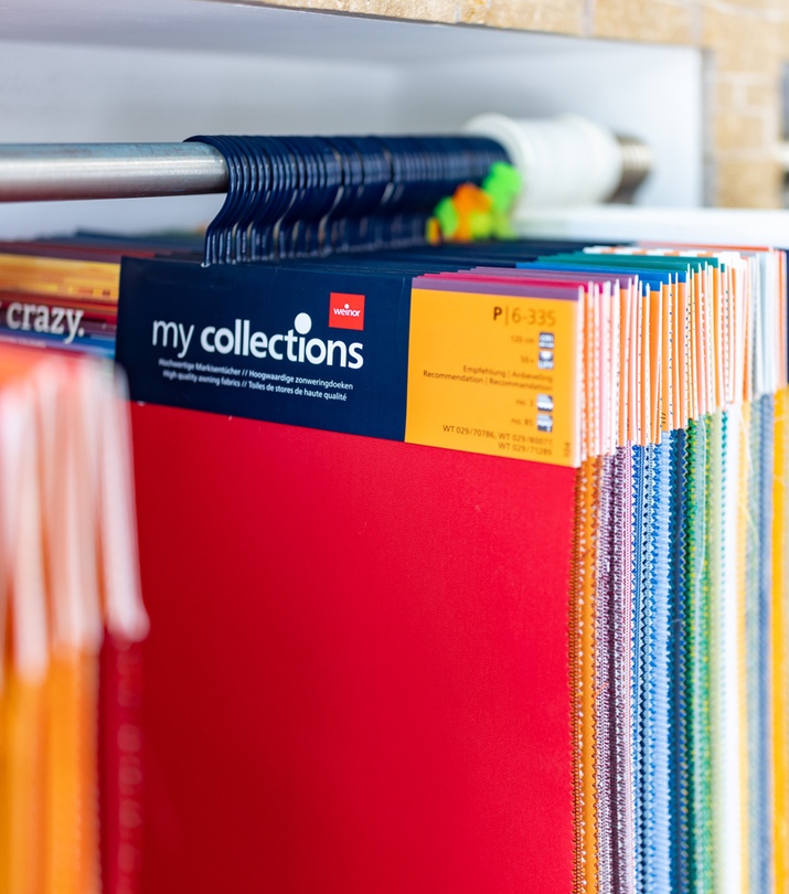 Rote Hängemappe "my collections" mit Elco-Logo, viele bunte Mappen im Hintergrund.