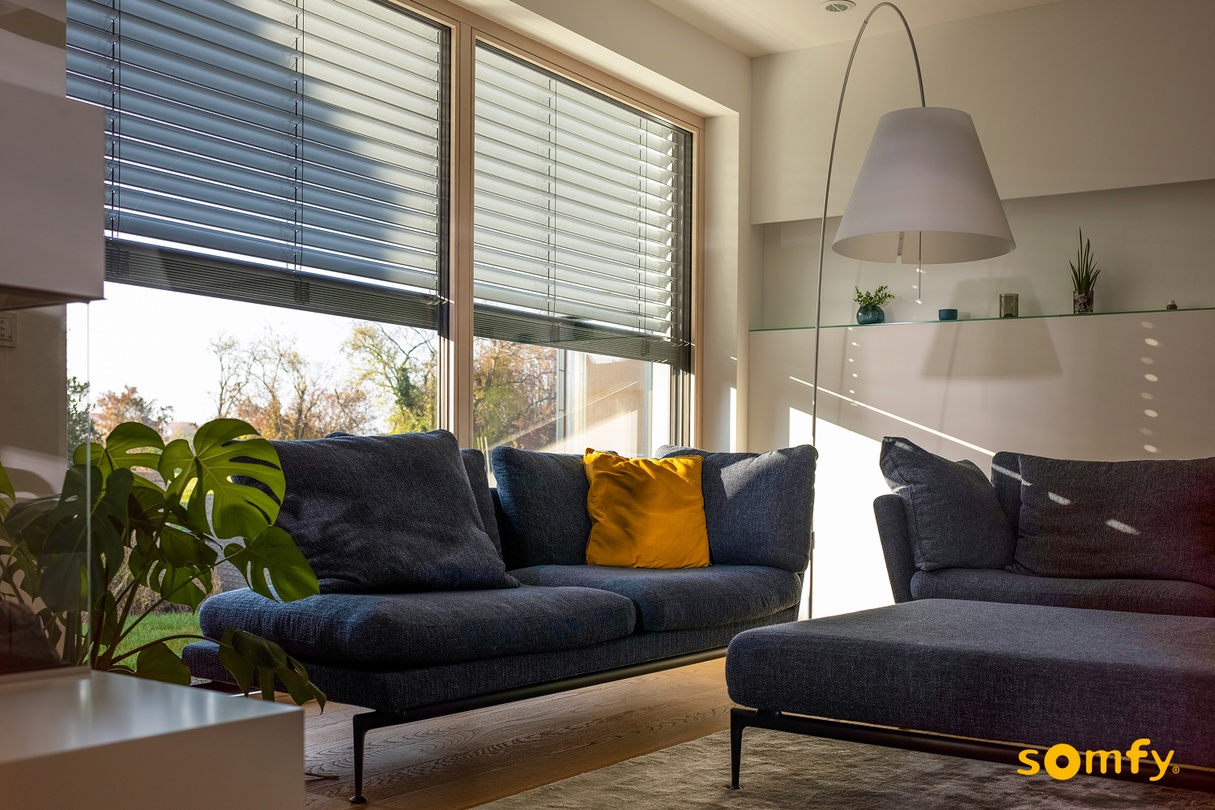 Rollladen fängt Sonnenstrahlen von außen ab