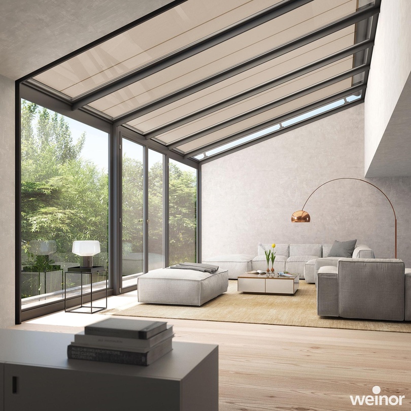 Wintergarten mit Markise an großen Glasflächen