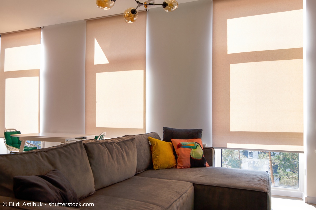 Dezenter Innensonnenschutz hält Sonnenstrahlen im Wohnraum ab