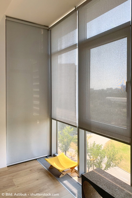 Moderner Innensonnenschutz an bodentiefen Fenstern