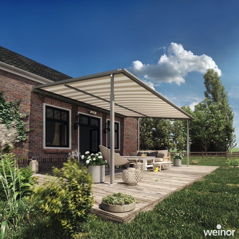 Einfaches textiles Terrassendach fügt sich perfekt ins Design der Terrasse ein