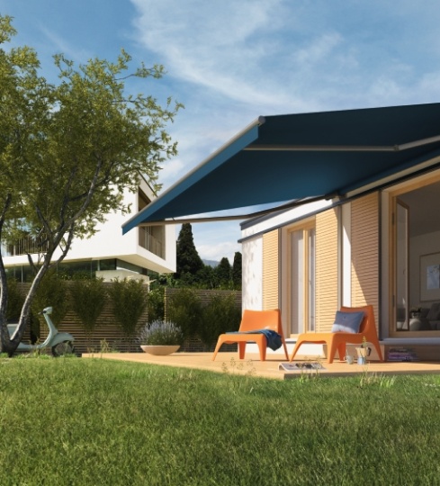 Moderne Terrasse mit blauer Markise, orangen Stühlen, Grasfläche und Hausfassade.