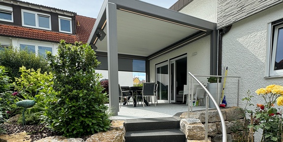 Das Artares Lamellendach fügt sich ansprechend in den Garten in der Nähe von Leinfelden-Echterdingen ein Das Artares Lamellendach fügt sich ansprechend in den Garten in der Nähe von Leinfelden-Echterdingen ein