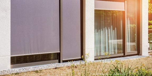 Fensterfronten mit Senkrechtmarkisen als Sonnenschutz