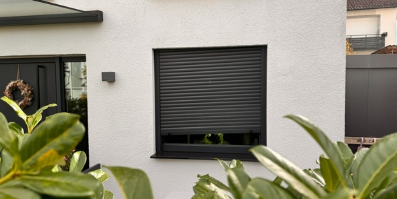 Schief hängender Rolladen am Wohnhaus