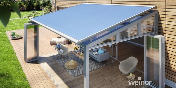 Wintergarten mit Wintergartenmarkisen und offenen Glastüren