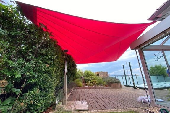 Großes Sonnensegel über Terrasse