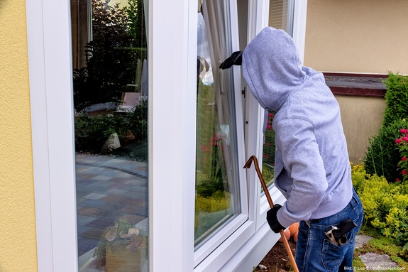 Einbrecher an gekipptem Fenster