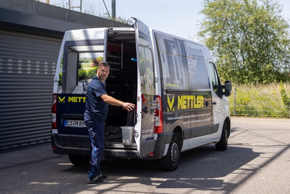 Techniker öffnet Mettler Toledo Service-Transporter.