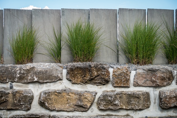 Ästhetische Kombination aus Naturstein und Beton