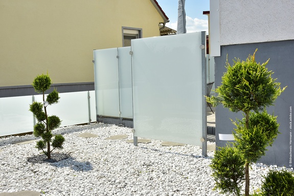 Die Terrasse ist dezent hinter Glas verborgen