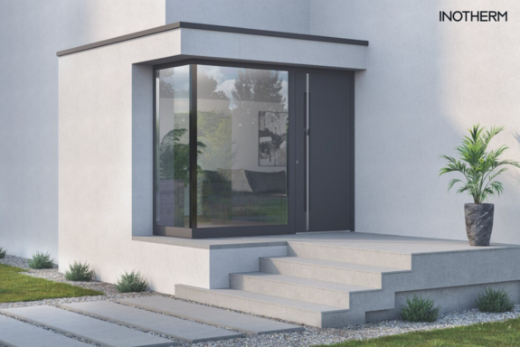 Moderner Hauseingang mit grauer Tür, großer Glasfront und Betontreppe.