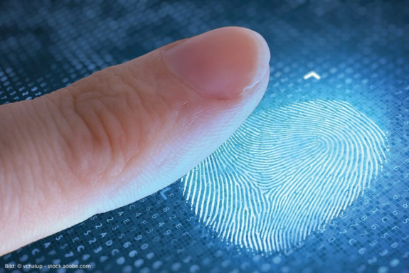 Finger berührt leuchtenden, blauen Fingerabdruck auf digitaler Oberfläche.