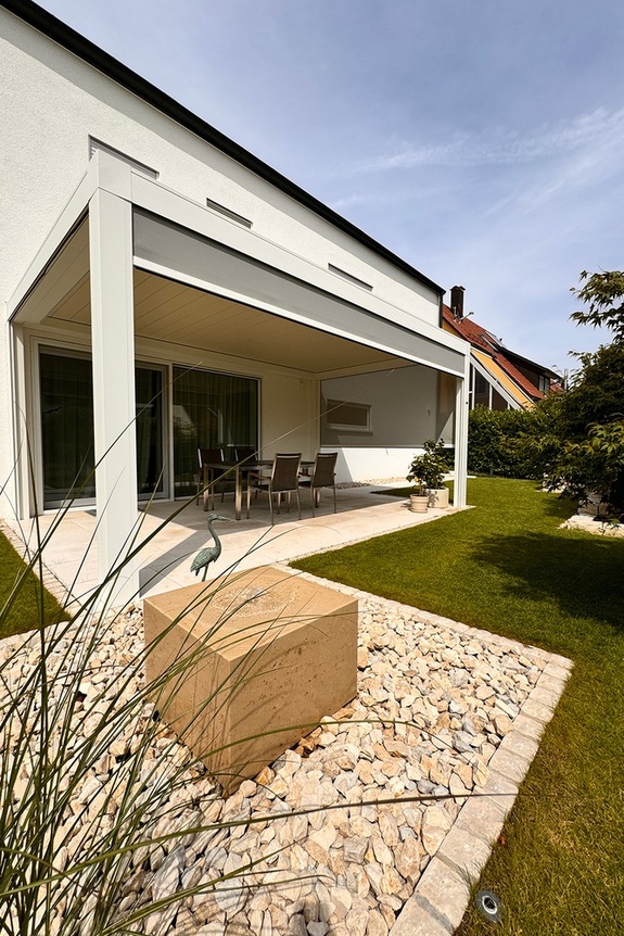 Das italienische Design des Brera Lamellendachs von Pratic ergänzt die moderne Gartengestaltung