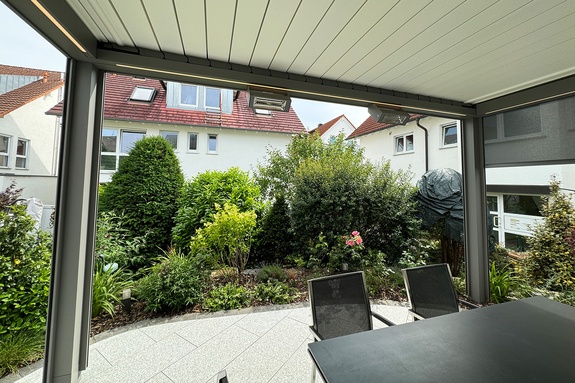 Höchster Komfort bei jedem Wetter: Die Lamellen lassen sich per Fernbedienung ausrichten