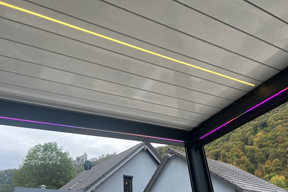 Hochwertige Farb-LED-Bänder sorgen für stimmungsvolle Beleuchtung