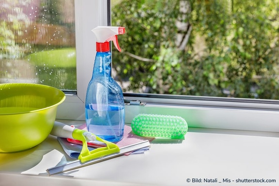 Putztücher, Putzmittel und Abzieher zum Fenster putzen