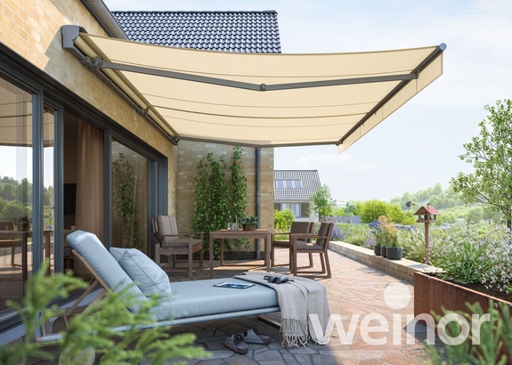 Terrasse am Mehrfamilienhaus mit Markise im Ton der Hauswand