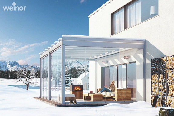 Haus mit Wintergarten in Schneelandschaft