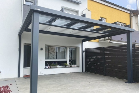 Neues Terrassendach mit eingebauter Markise
