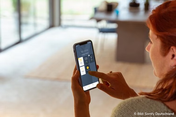 Rollladen werden per App übers Smartphone rauf und runter gefahren
