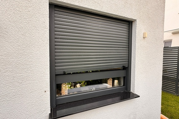 Rolladen hängt schief am Küchenfenster
