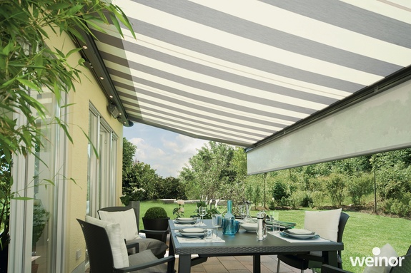 Ausgefahrene Markise über dem Esstisch auf der Terrasse