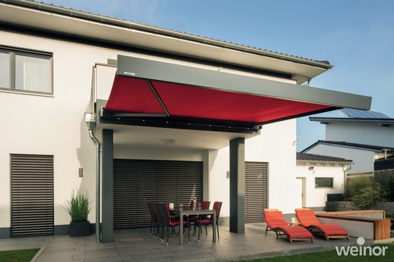 Geschützte Kassettenmarkise beschattet einen größeren Terrassenbereich