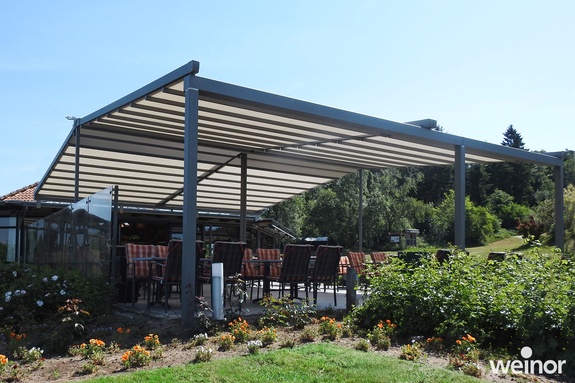 Große Pergola-Markise über einem Außenbereich eines Restaurants in der Natur
